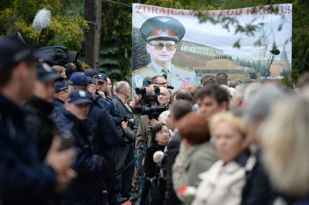 Na Powązkach zgromadzili się przeciwnicy pochowania gen. Jaruzelskiego na tym cmentarzu PAP/Jacek Turczyk