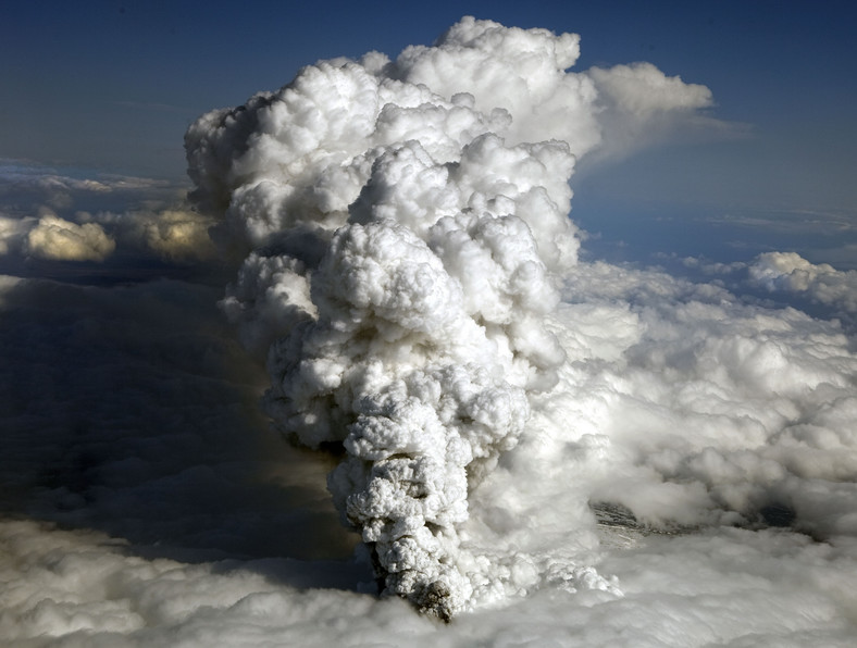 Chmury pyłu z wulkanu, który wybuchł w regionie lodowca Eyjafjallajokull