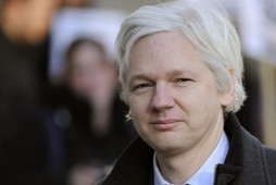 Julian Assange skrzywiony