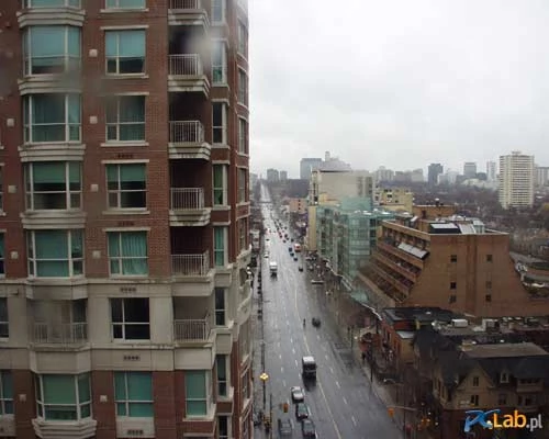 Widok z okna hotelu, przez mokrą od deszczu szybę