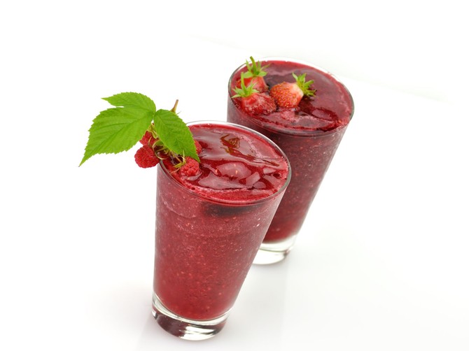 26880_stock-photo-frozen-strawberry-and-raspberry-smoothie-with-fresh-berries-shutterstock_80798398