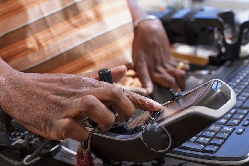 Oboleli od Gilen-Bareovog sindroma koristi kompjuter za komunikaciju