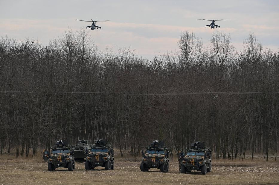 A fotón: Gidrán típusú páncélozott harcjárművek és Mi-24 típusú harci helikopterek gyakorlatoznak az 5. Bocskai István Lövészdandár Vay Ádám Kiképző Bázisán Hajdúhadház közelében / Fotó: MTI/Czeglédi Zsolt