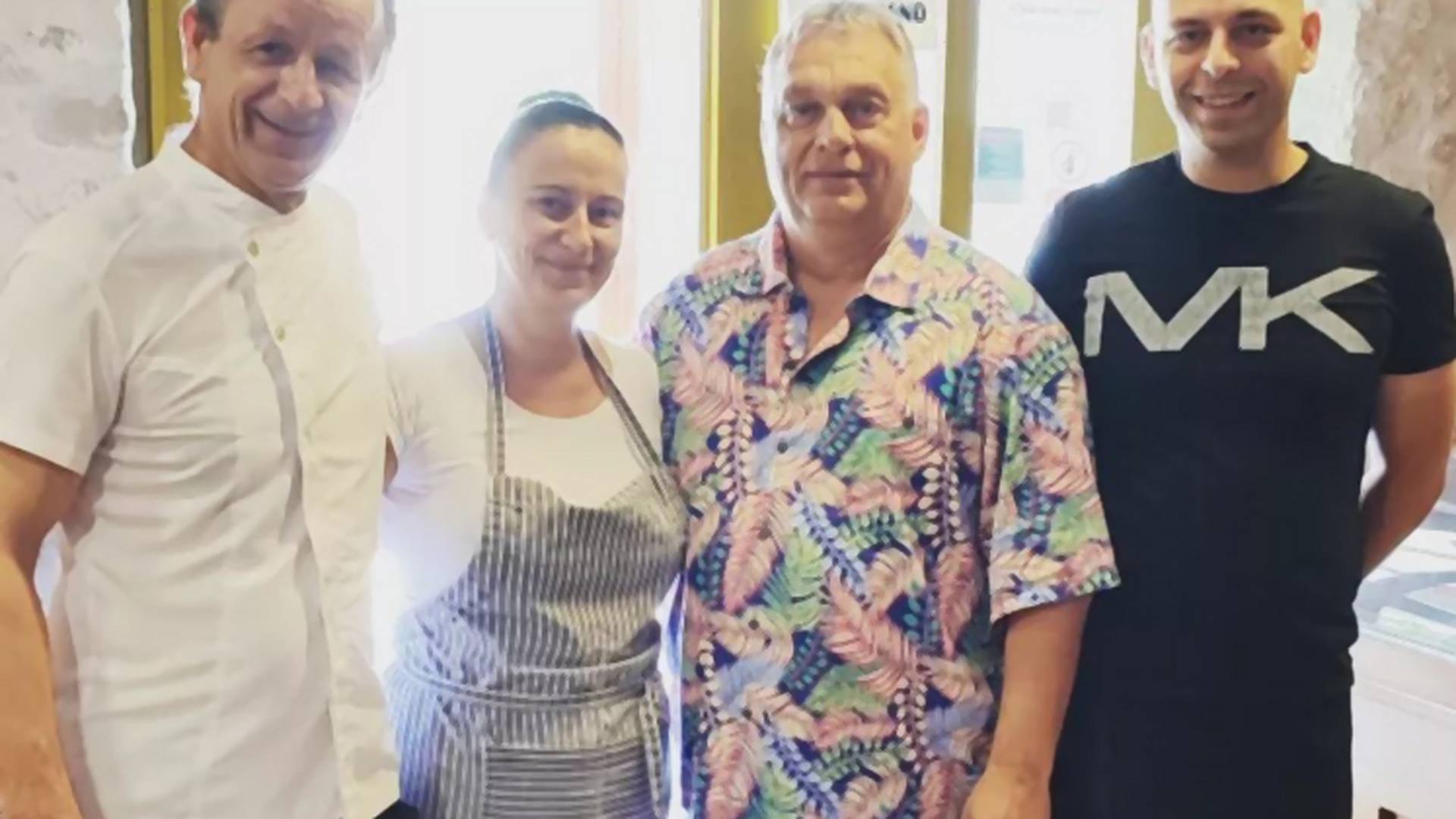 Orbán virágmintás ingben kapcsolt rá a horvát nyaralásra