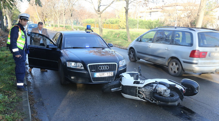 Becsúszott a motor az autó alá / Fotó: Weber Zsolt