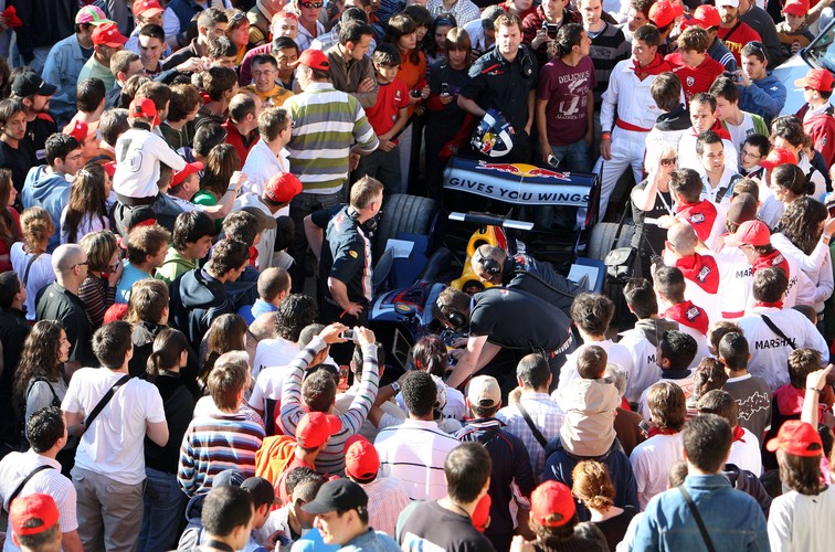 Każdy chciał choć dotknąć supermaszyny