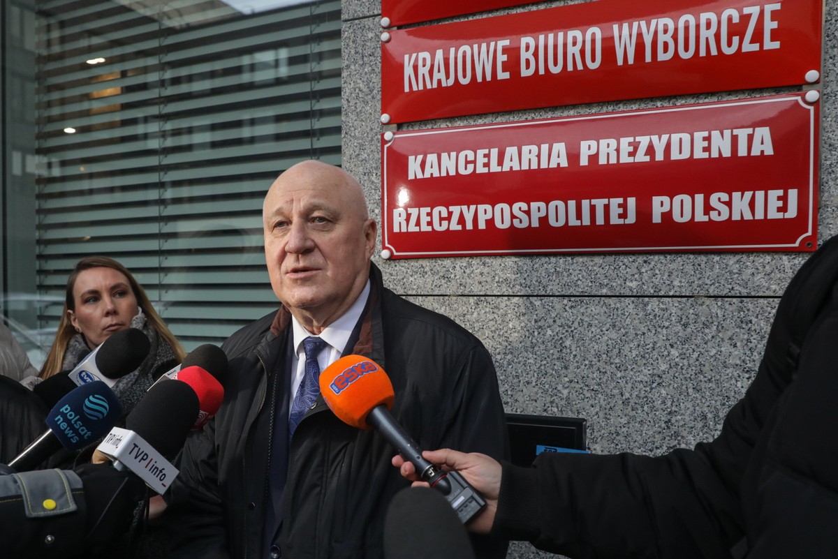 Warszawa, 16.12.2024. Przewodniczący Państwowej Komisji Wyborczej, sędzia Sylwester Marciniak (P) podczas wypowiedzi dla mediów przed siedzibą Państwowej Komisji Wyborczej w Warszawie, 16 bm. Na rozpoczynającym się posiedzeniu PKW zajmie się postanowieniem Izby Kontroli Nadzwyczajnej Sądu Najwyższego, która uznała skargę PiS na odrzucenie przez PKW sprawozdania komitetu wyborczego tej partii z wyborów parlamentarnych 2023 r. (jm) PAP/Tomasz Gzell