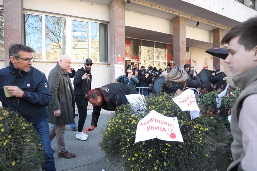 Haos ispred Skupštine grada