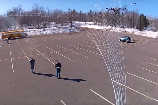 dron łapacz dronów 