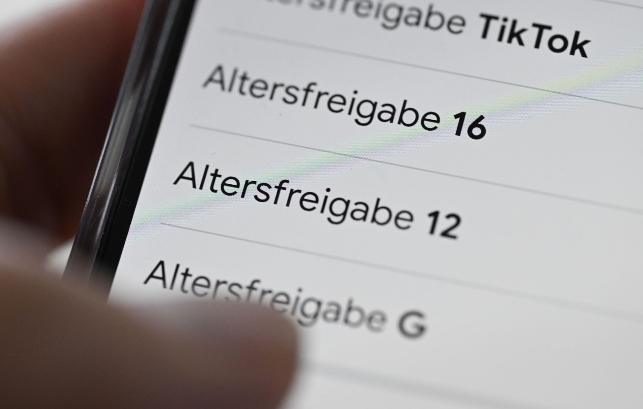 Handy-Verbot an Grundschulen - Lies fordert Social Media ab 14