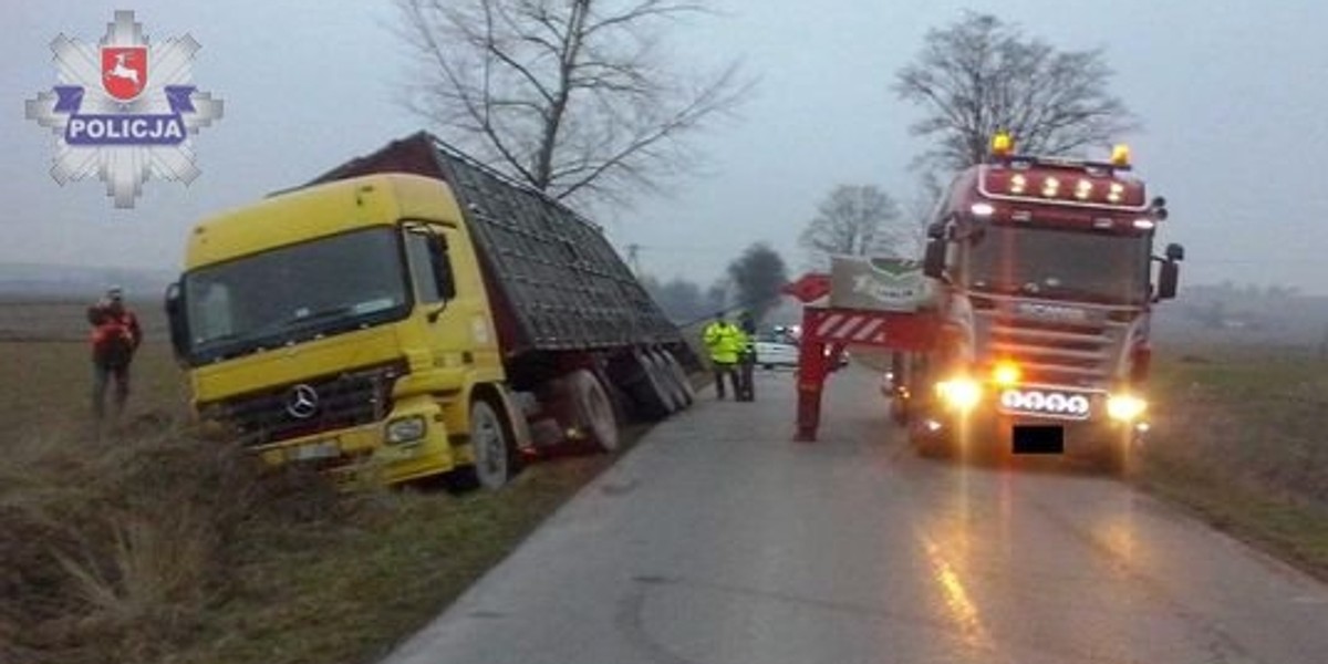 Tir w rowie, a w nim tysiąc indyków