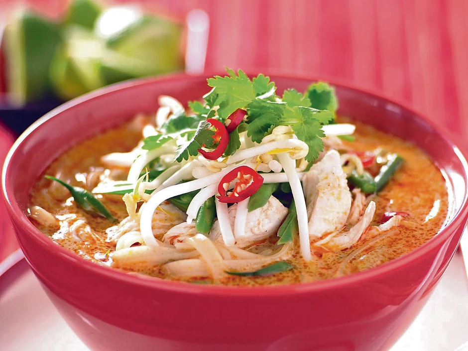 Laksa supa malezijski je specijalitet. Osnovu čine kokosovo mleko, crveni kari, korijander i paprika. U to idu komadići mesa, ribe ili škampi, kao i rezanci