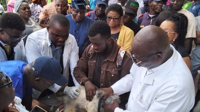 Doctors vaccinating a dog during the flag-off 2023 free mass anti-rabies campaign programme at Igando-Ikotun LCDA on Wednesday in Lagos.(NAN/PHOTO)