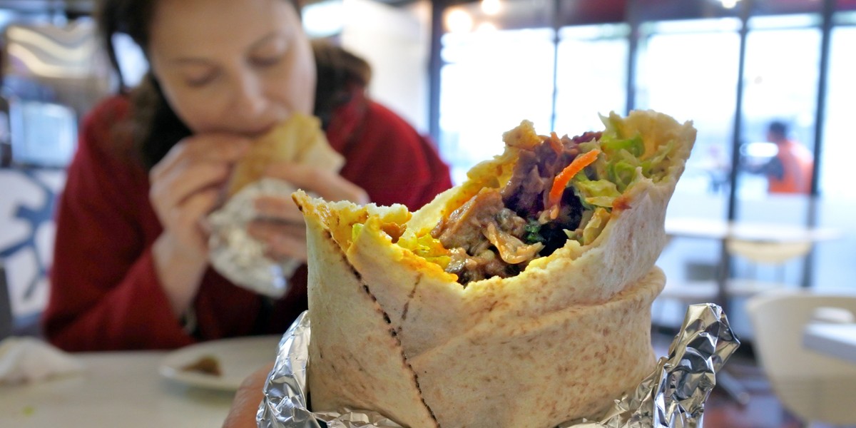 Kebab to jedno z popularniejszych dań fast food na polskim rynku.