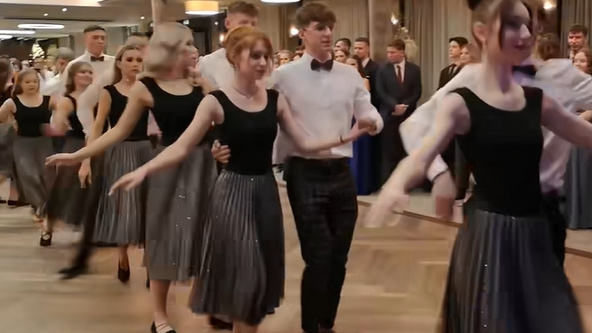 Maturzyści zatańczyli studniówkowego walca do piosenki Eda Sheerana!
