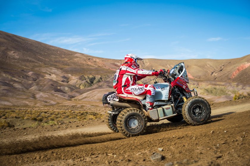 Rajd Dakar 2017: Rafał Sonik miał wypadek. Quad zawisł na gałęziach