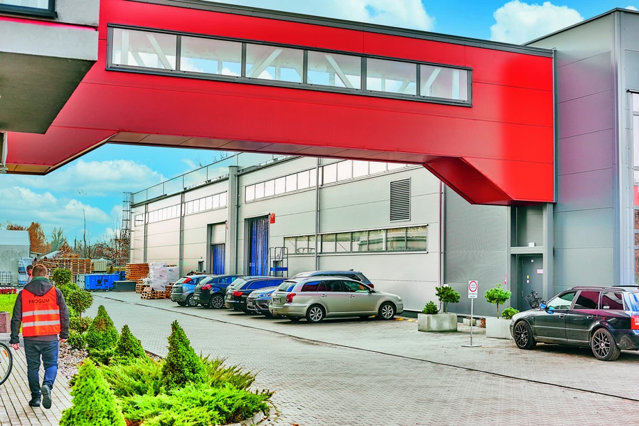 W nowej fabryce w Grodzisku Mazowieckim jeden dywanik samochodowy powstaje co 5–10 sekund. Dekadę temu firma potrzebowała na to 2–3 minut.