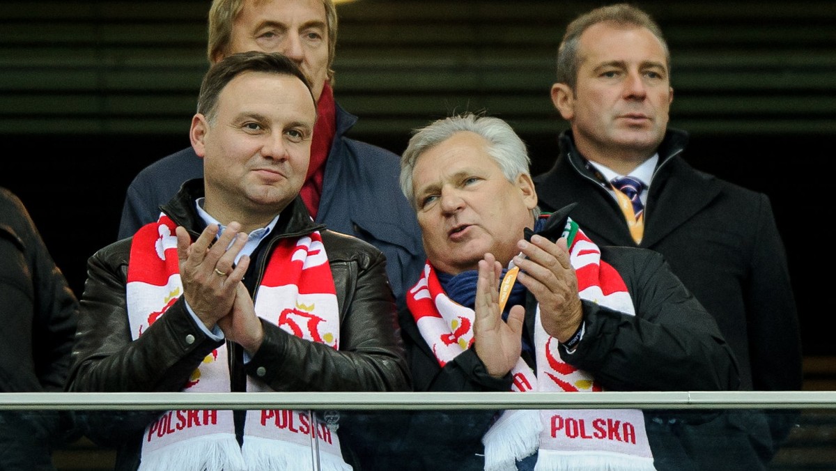 Reprezentacja Polski w niedzielę, 11.10.2015, roku wygrała spotkanie z Irlandią na Stadionie Narodowym w Warszawie 2:1. Awans Biało-Czerwonych na Euro 2016 z trybun oglądało tysiące osób, wśród nich znaleźli się politycy, dziennikarze i gwiazdy.