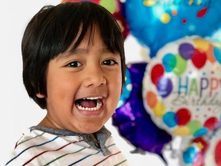 Ryan ToysReview to gwiazda YouTuba. Chłopiec zarobił miliony dolarów na filmikach o zabawkach.