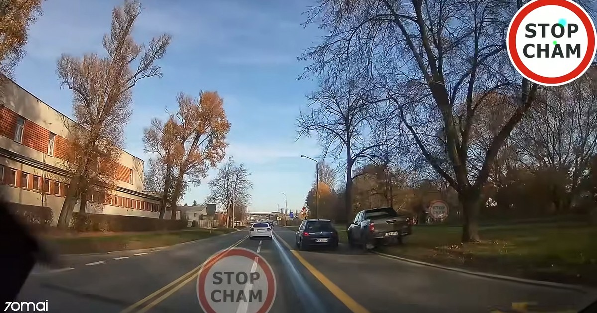 Ludzie widząc to nagranie nie gryzą się w język: Ego większe niż auto