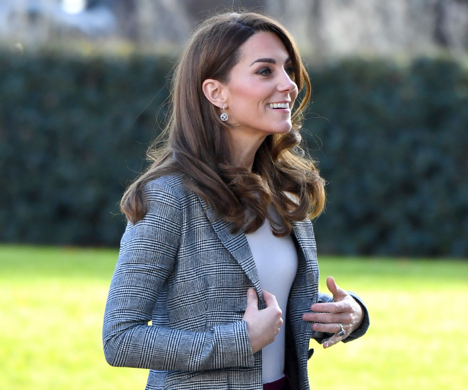 Księżna Kate w bordowych spodniach