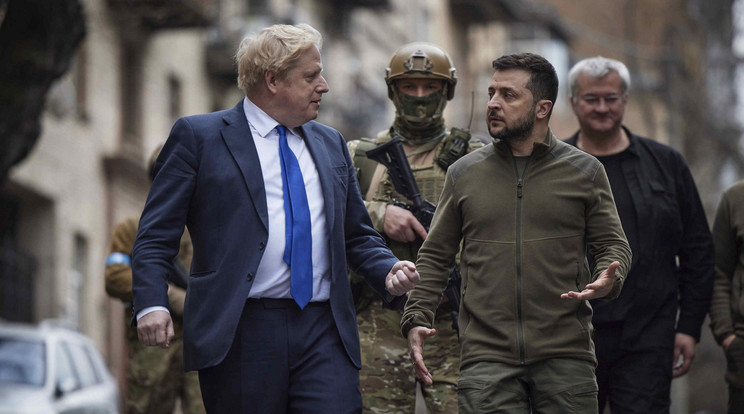 Az ukrán elnöki hivatal által közzétett fénykép Volodimir Zelenszkij ukrán elnökről (j) és Boris Johnson brit miniszterelnökről (b) Kijevben 2022. április 9-én. / Fotó: MTI/AP/Ukrán elnöki hivatal