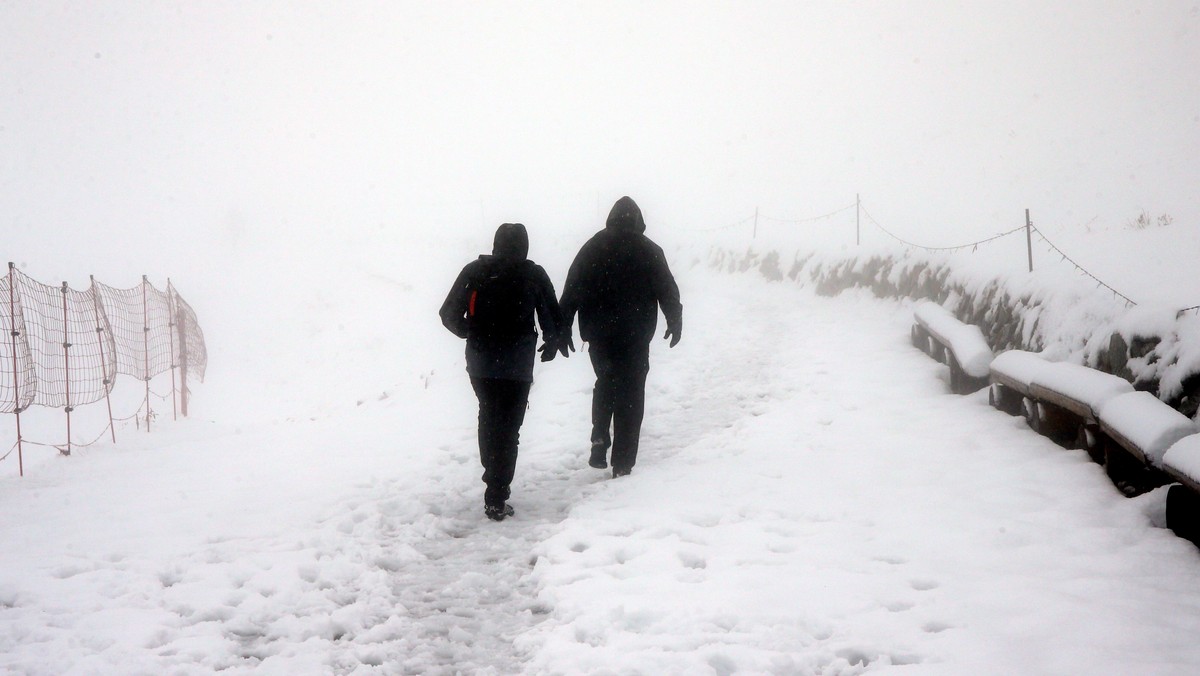 W nocy z wtorku na środę w Zakopanem zaczął padać pierwszy jesienny śnieg, a temperatura spadła do 0 stopni. Całe miasto pod Giewontem pokryła cienka warstwa białego puchu. W Tatrach obowiązuje pierwszy stopień zagrożenia lawinowego.