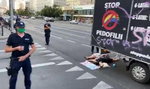 Młode kobiety blokowały homofobiczną furgonetkę. Spacyfikowane przez policję