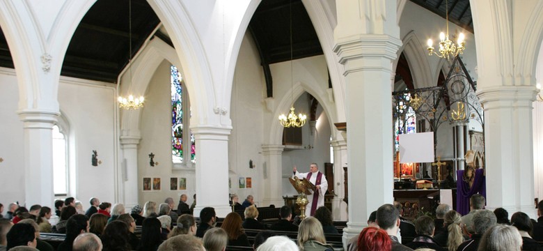 Mniej Polaków chodzi do kościoła