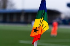 Zakaz okazywania wsparcia osobom LGBT. Czerwona kartka za tęczową opaskę