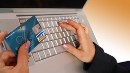 Lopott bankkártyaadatokkal vásárolgatott egy lábatlani nő