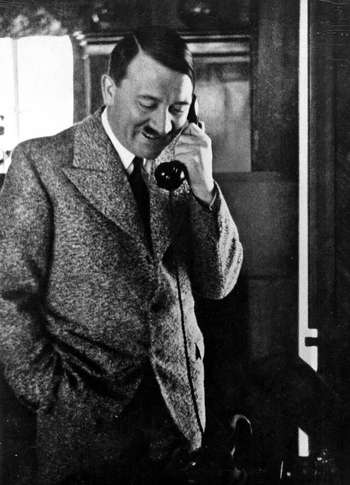 Adolf Hitler rozmawia przez telefon