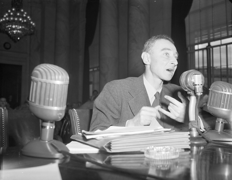 Robert Oppenheimer podczas przesłuchania