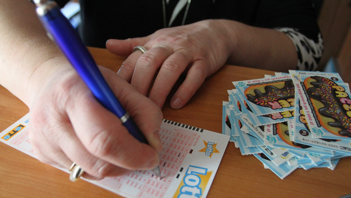 We wtorkowym losowaniu Lotto jeden gracz trafił "szóstkę". Szczęśliwcem okazał się mieszkaniec Piotrkowa Trybunalskiego, który wygrał dokładnie 17 966 580,40 zł.