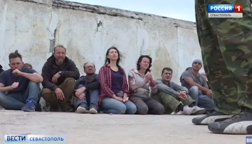 Novinari su podvrgnuti okrutnim merama nalik tretmanu koji bi imali od pravih terorista