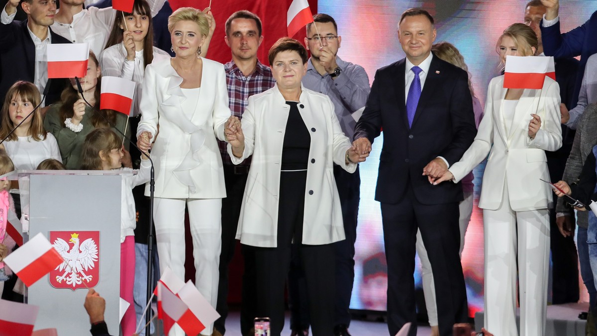 Wieczór wyborczy Andrzeja Dudy w Pułtusku. Na zdjęciu: Agata Kornhauser-Duda, Beata Szydło, Andrzej Duda, Kinga Duda, 12 lipca 2020 r.