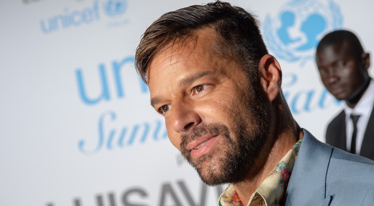 BREAKING! Ricky Martin megérkezett Budapestre és magyarul üzent rajongóinak - FOTÓ