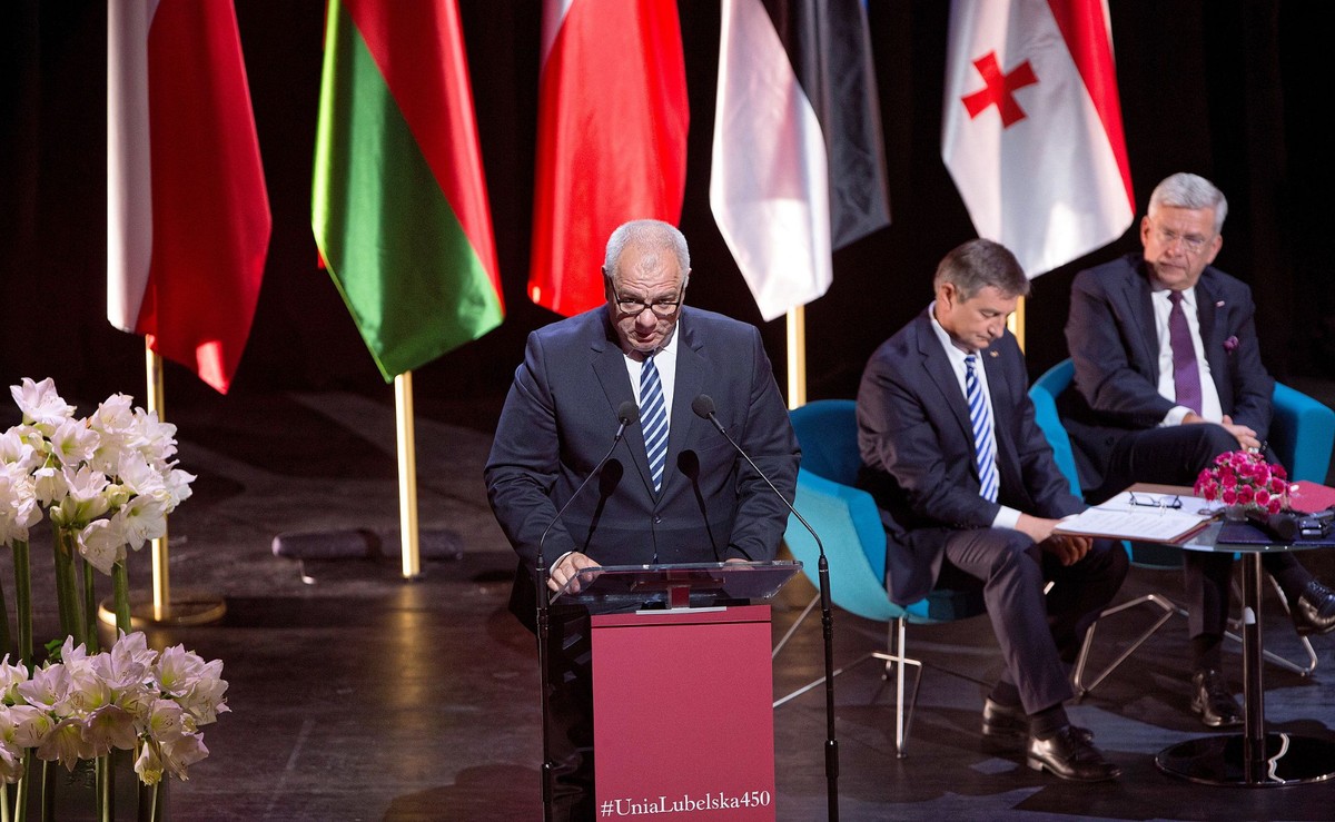 Wicepremier, minister aktywów państwowych Jacek Sasin w poniedziałek w Polskim Radiu zaznaczył, że PiS wychodzi z założenia, iż wybory prezydenckie powinny odbyć się w terminie wskazanym przez konstytucję - 10 maja