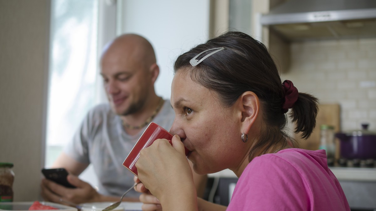 "Dok sam na porodiljskom odvajala svaki dinar za bebu, mom mužu je nešto drugo bilo preče" / ILUSTRACIJA 
