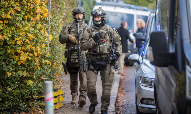 Uzbrojone oddziały specjalne policji przybywają do szkoły w Hamburgu