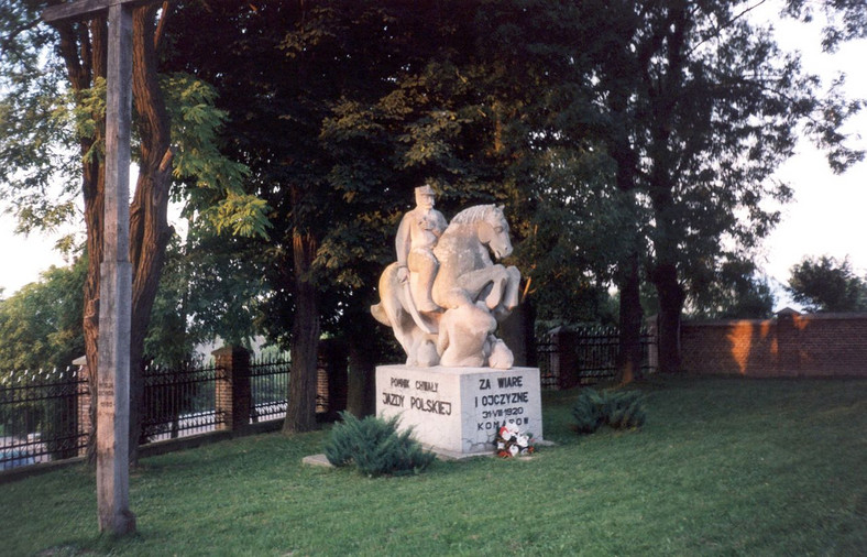 Pomnik upamiętniający bitwę pod Komarowem.
