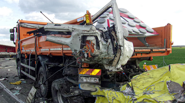 Álló teherautónak ütközött egy kamion az M44-es autóúton / Fotó: Kunszentmárton HTP