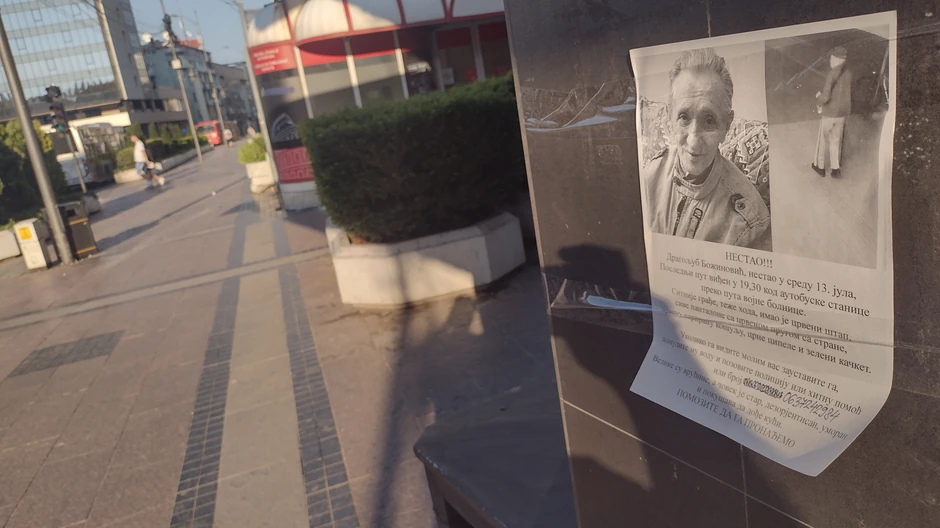 Ceo Niš izlepljen plakatima sa informacijama o nestalom čoveku