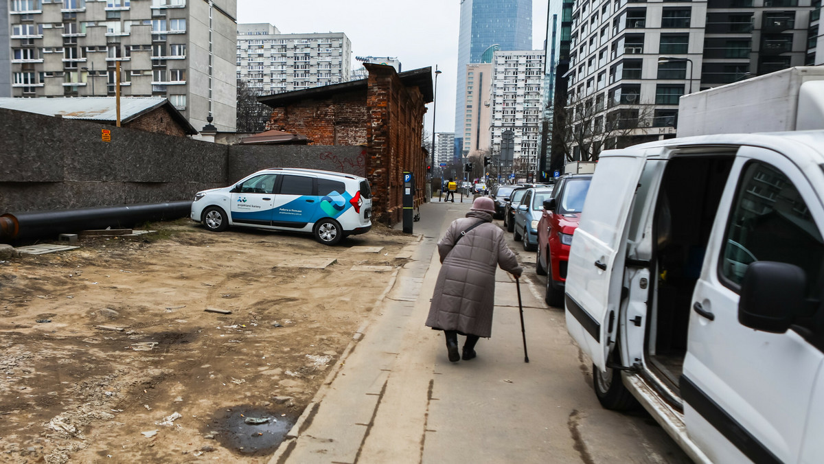 Zamieszanie ws. parkowania na chodniku. Zaskakujące słowa eksperta 