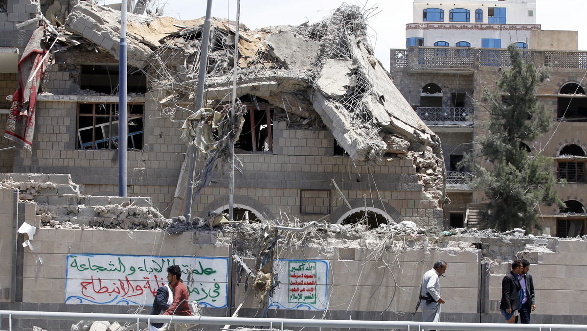 W wyniku przeprowadzonych dziś przez koalicję pod wodzą Arabii Saudyjskiej nalotów na stolicę Jemenu Sanę, w tym m.in. na pałac prezydencki, który - według relacji arabskich mediów - został zniszczony. Zginęło co najmniej sześć osób, a 30 zostało rannych - podała telewizja kontrolowana przez rebeliantów Huti.