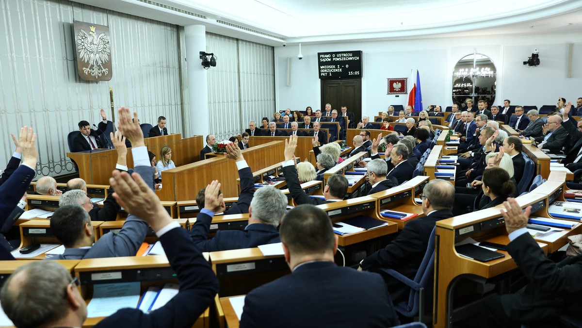 Senat wyraża głęboki sprzeciw wobec podejmowanych przez prezydenta Rosji Władimira Putina i inne władze Rosji, prób rozpowszechnienia nieprawdziwych sformułowań, jakoby Polska współpracowała z III Rzeszą i była współodpowiedzialna za wybuch II wojny światowej - czytamy w uchwale przyjętej w piątek przez wyższą izbę polskiego parlamentu.