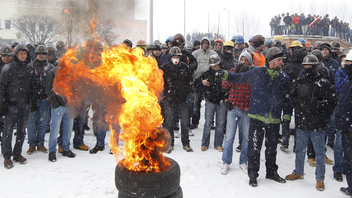 Prawie 4800 górników kontynuuje protest w kopalniach Jastrzębskiej Spółki Węglowej (JSW) – wynika z danych służb kryzysowych wojewody śląskiego. Jeszcze dziś na Śląsku mają rozpocząć się akcje solidarnościowe z górnikami z JSW.