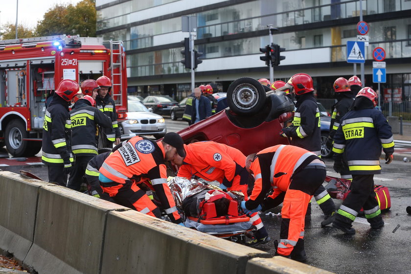 Wypadek w Warszawie. Seicento zderzyło się z bmw. Ranny kierowca