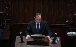 KE przekaże 700 tys. euro na pomoc dla migrantów. Jest komentarz Kamińskiego