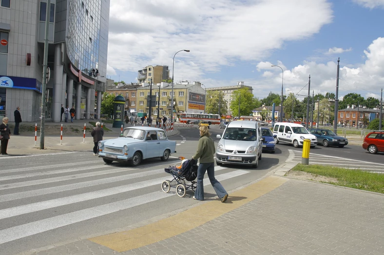 Wjazd na przejście, na które właśnie wszedł pieszy, prowokuje kierowców z tyłu, by także kontynuowali jazdę.